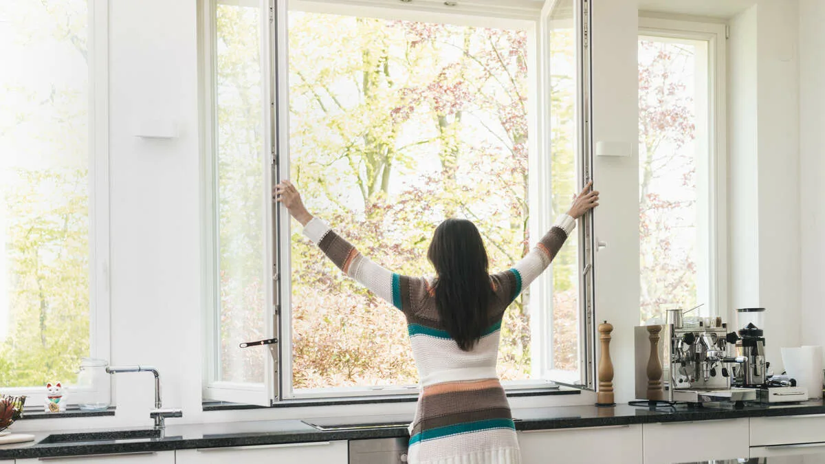 Nemá smysl větrat 30 nebo 40 minut: odborníci konečně vysvětlili, jak dlouho je to v zimě skutečně účinné