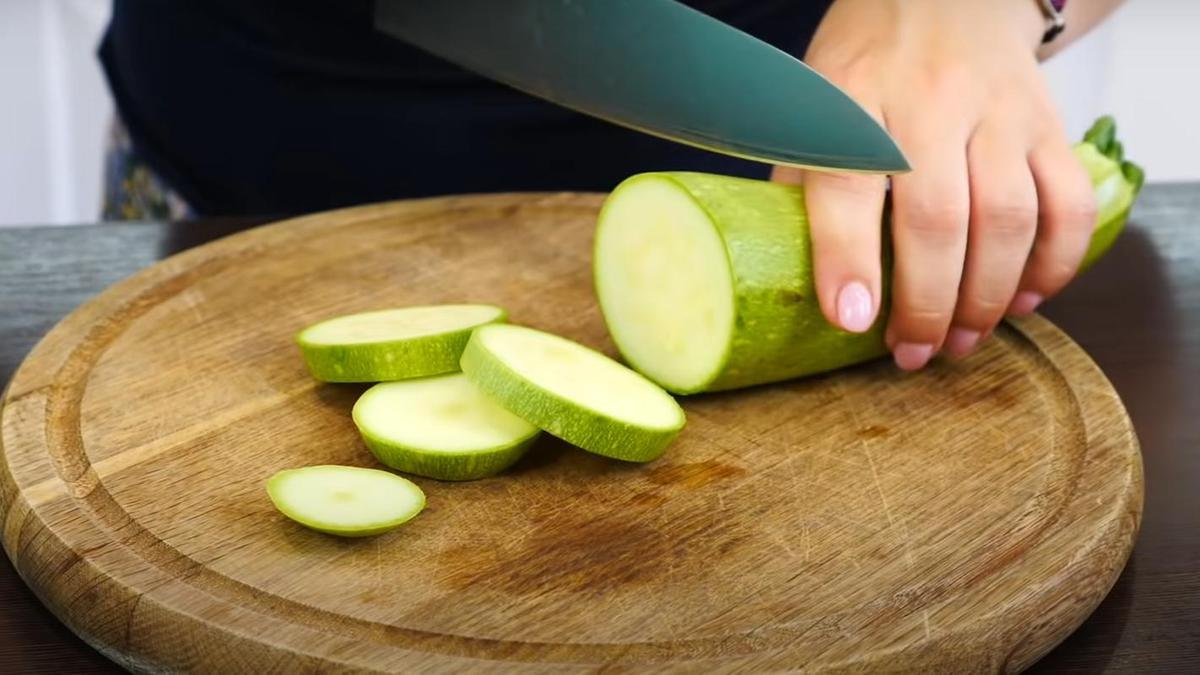 Když cuketové placičky připravíte „takhle“, vaječná směs se „přilepí“ napevno a nikdy nespadne