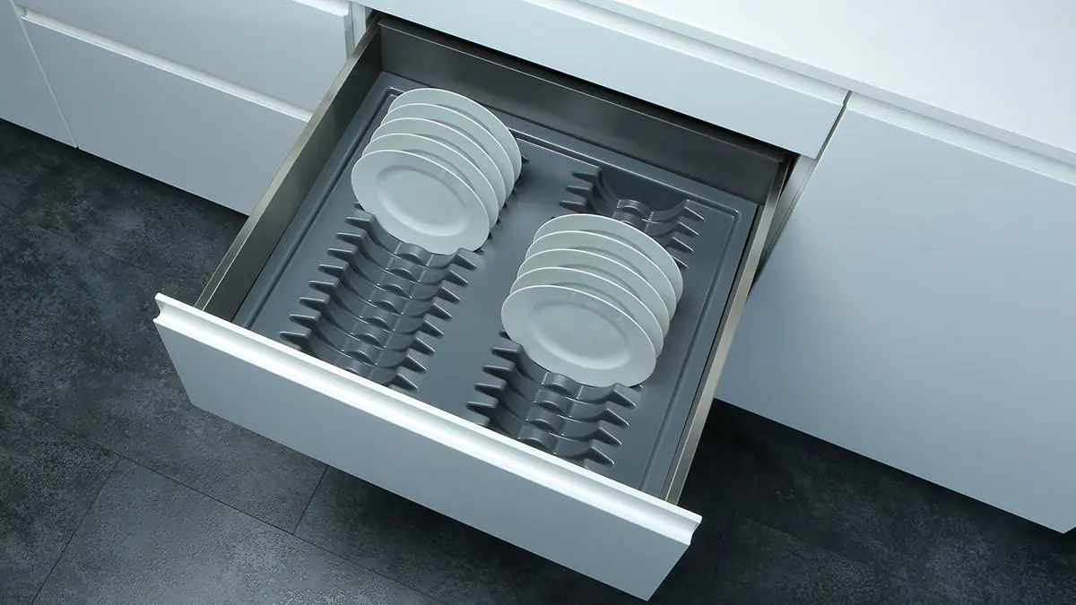 Konec tradičních odkapávačů na nádobí: nové „oblíbené“ řešení uvolní místo v kuchyni