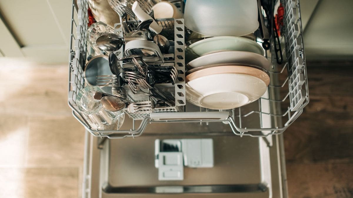 Takto byste měli skládat nádobí do myčky? Tolik let jsem o tom neměl ponětí!