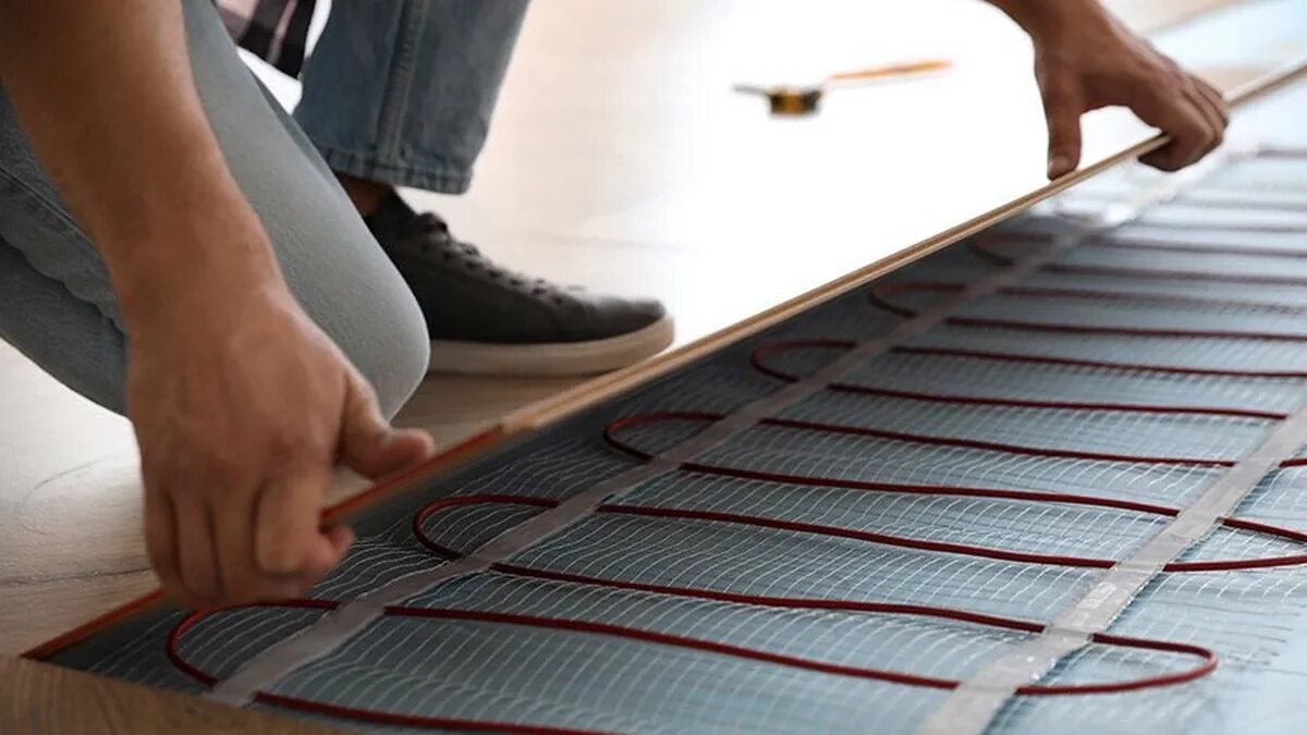 Architekt o podlahovém (sálavém) vytápění: „Ani radiátory, ani splitové klimatizace, ani nic z toho, co dnes existuje, nedokáže nabídnout stejný komfort — a to jak při vytápění, tak při chlazení“