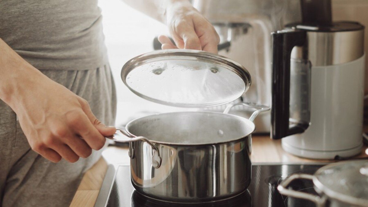 Oblíbené hrnce se zbaví nánosu a znovu se rozzáří: levný způsob čištění smaltovaného nádobí