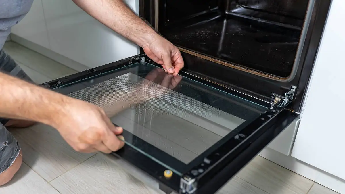 Jak správně čistit skleněná dvířka trouby podle odborníků