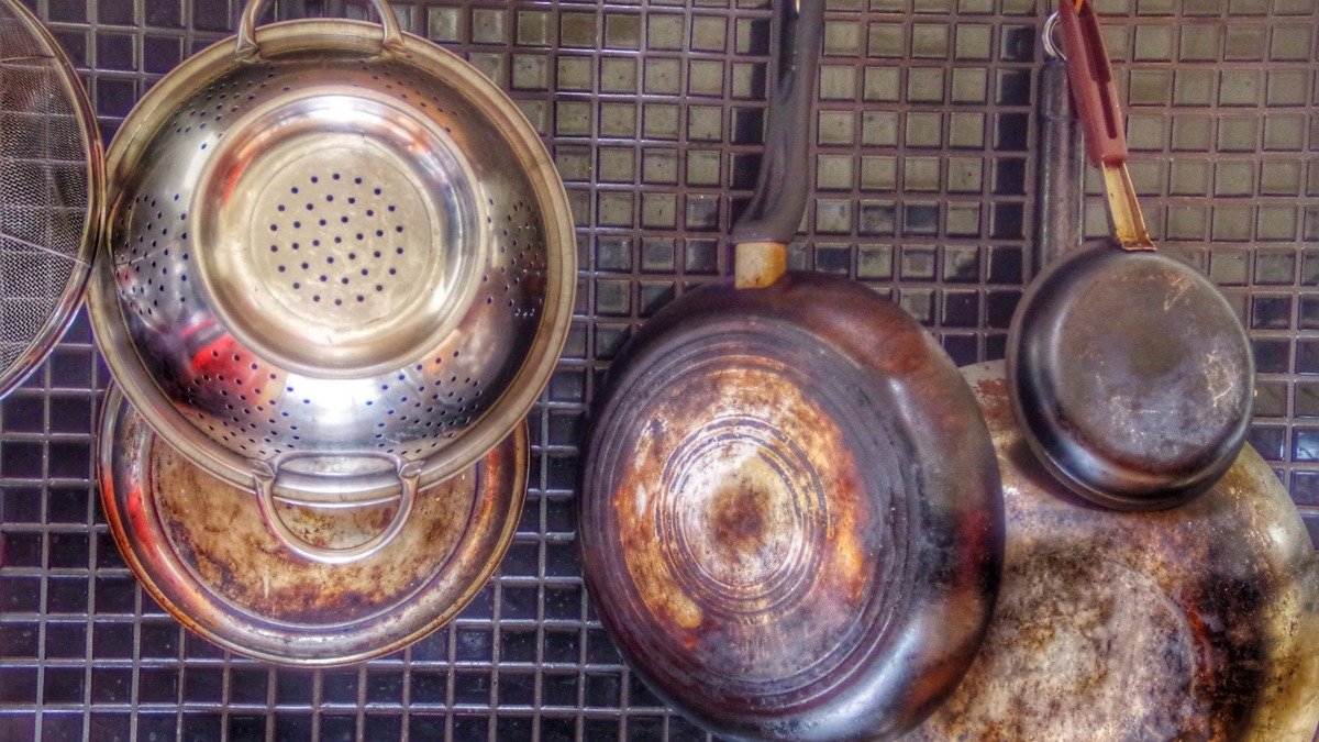 Oblíbené hrnce se zbaví nánosu a znovu se rozzáří: levný způsob čištění smaltovaného nádobí