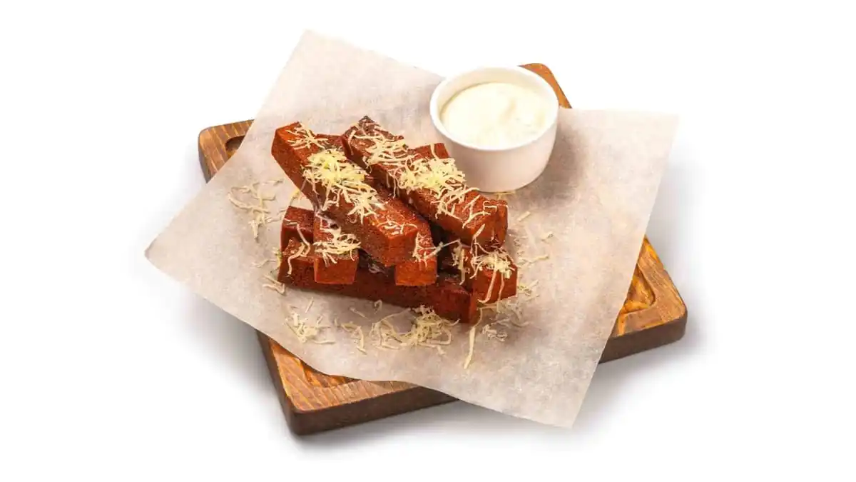 Česnekové topinky z černého chleba: jako v hospodě, ale bez hořkosti. Uvaříme si je doma