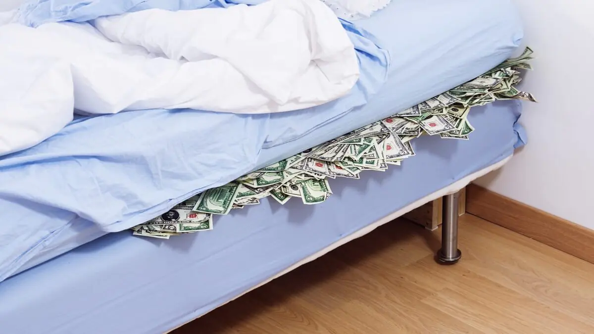 Kde lidé schovávají peníze doma — 9 míst, která zloději kontrolují jako první