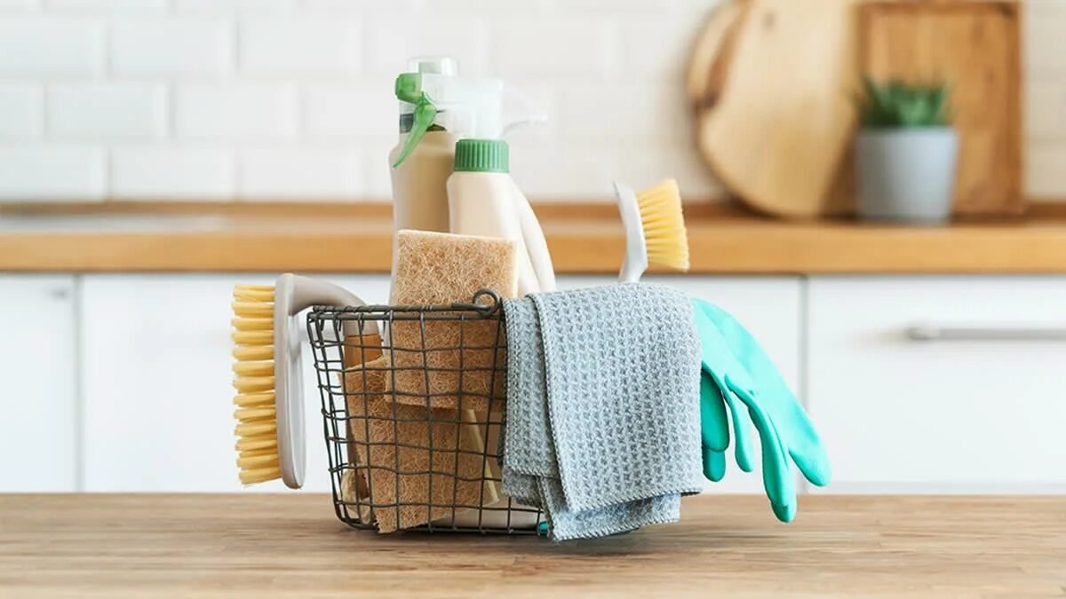 Odborník na úklid: „Nedávejte špinavé hadříky rovnou do pračky — já je vyvařuji ve vodě, s přírodním mýdlem a citronovou šťávou“