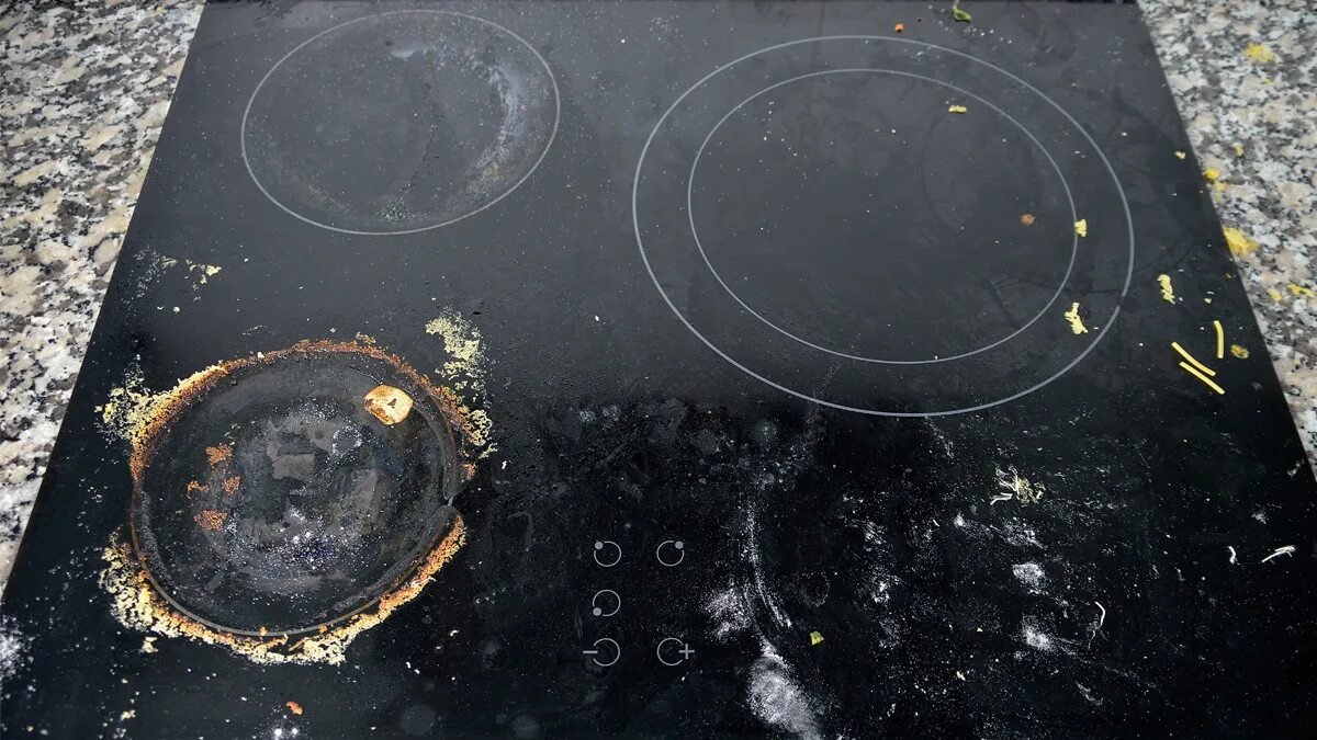 Tyto šmouhy na sklokeramické desce nejsou škrábance Zmizí během minuty bez drhnutí