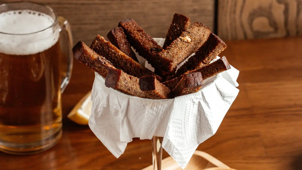 Česnekové topinky z černého chleba: jako v hospodě, ale bez hořkosti. Uvaříme si je doma