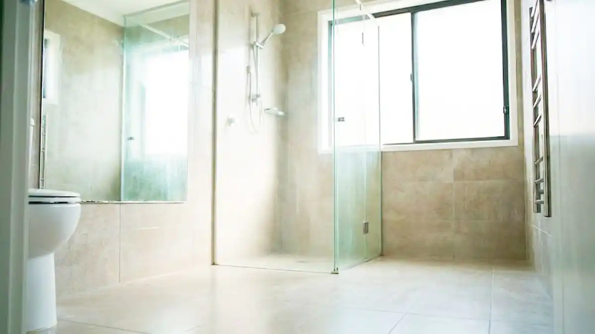 „Zkuste to použít místo chloru“… Četnost návratu plísně v koupelnách výrazně klesá