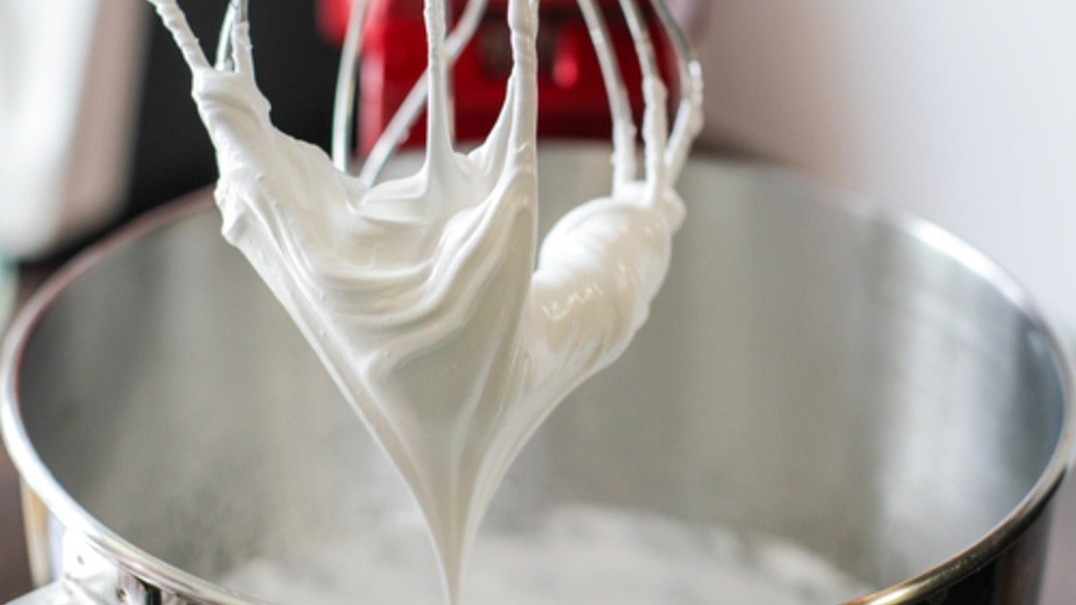 Lesní ovocný dort s lehkou pěnou a vanilkovým tvarohem oblíbená varianta v české domácí kuchyni