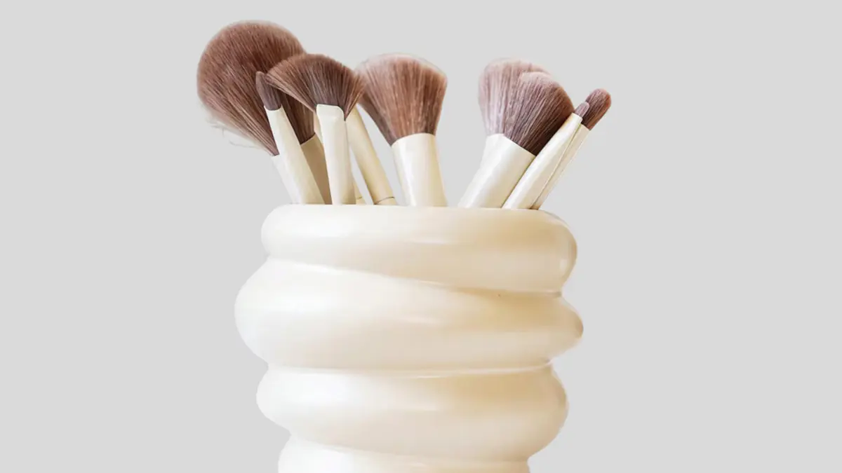 8 chytrých způsobů, jak využít starou vázu k úklidu a organizaci koupelny