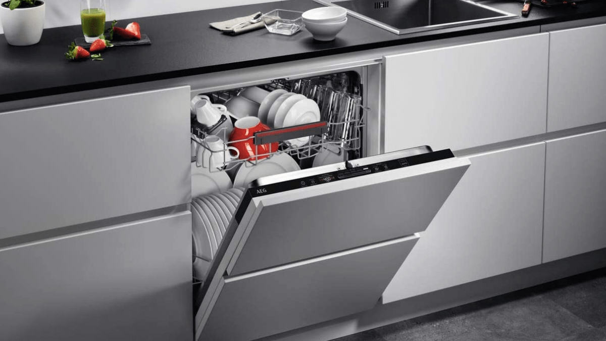 Jedno rychlé gesto po dokončení cyklu myčky pomůže nádobí lépe oschnout