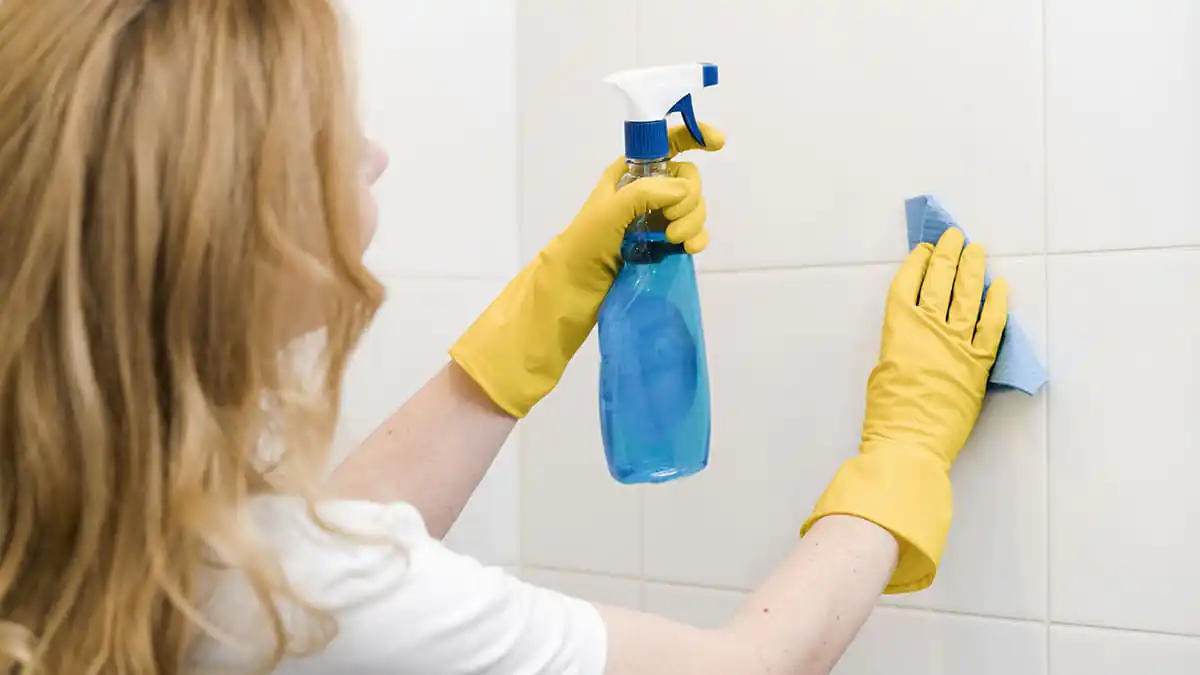 „Zkuste to použít místo chloru“… Četnost návratu plísně v koupelnách výrazně klesá