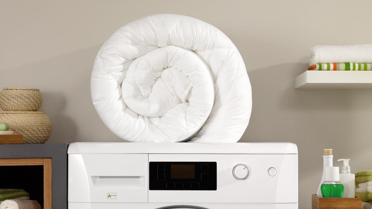 Perte peřinu „povinně takhle“ Tento postup často doporučují úklidoví profesionálové v Česku