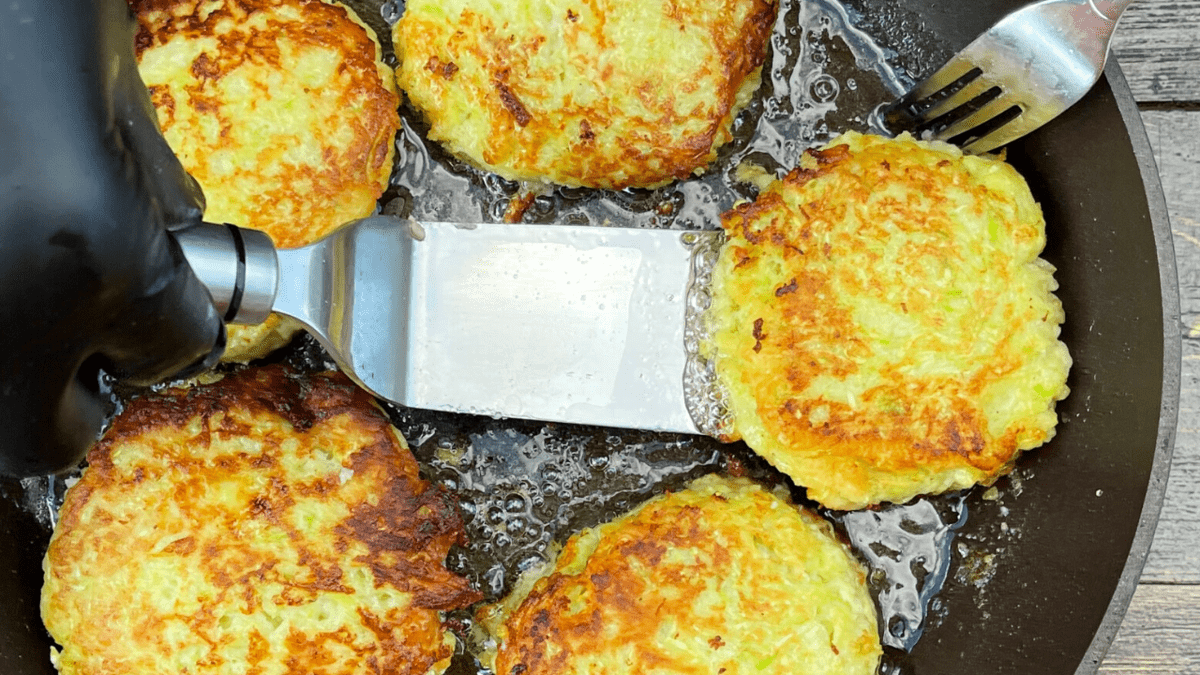 Nejchutnější večeře vznikne z 250 g cukety, 100 g tuňáka, dvou brambor a jedné mrkve