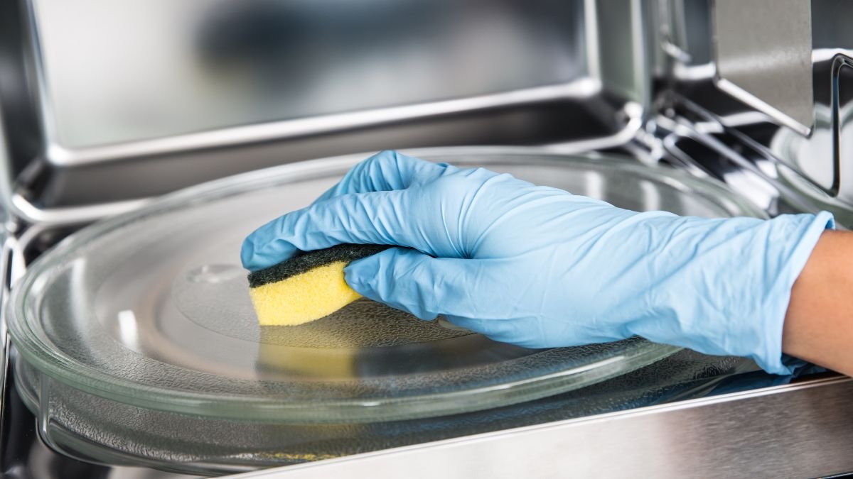 90 % lidí neví, že mikrovlnnou troubu lze vyčistit pouhým jedním citronem