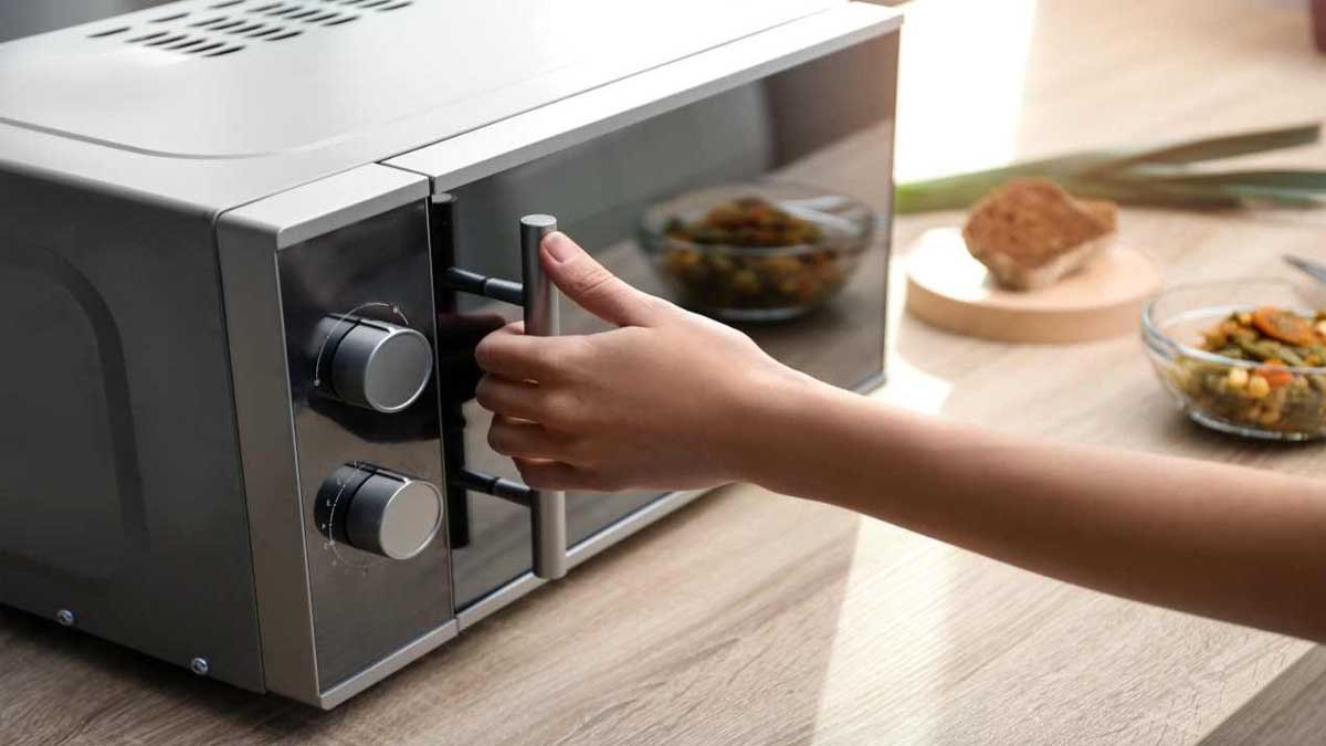 Po mnoho let nám maminky říkaly, že není dobré chodit k mikrovlnce, když běží: zčásti měly pravdu