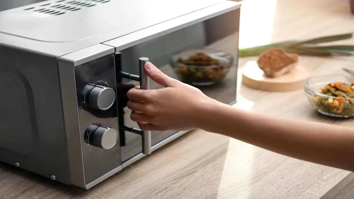 Po mnoho let nám maminky říkaly, že není dobré chodit k mikrovlnce, když běží: zčásti měly pravdu