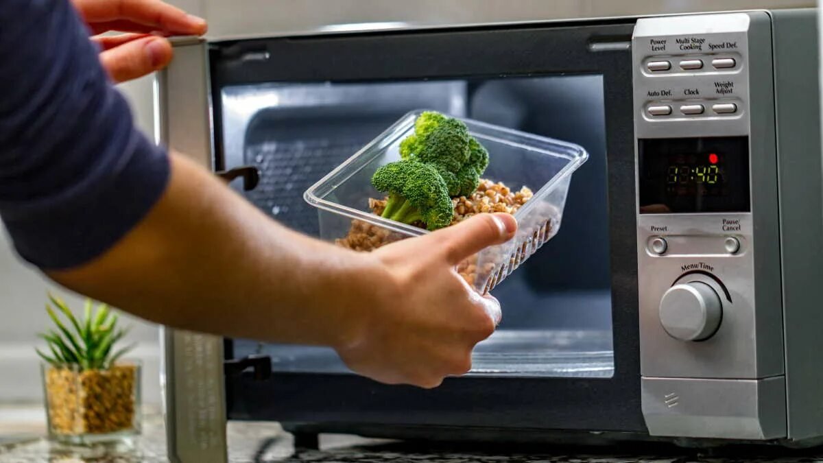 Mikrovlnná trouba a zdraví: onkolog vysvětluje účinky nejpoužívanějšího domácího spotřebiče