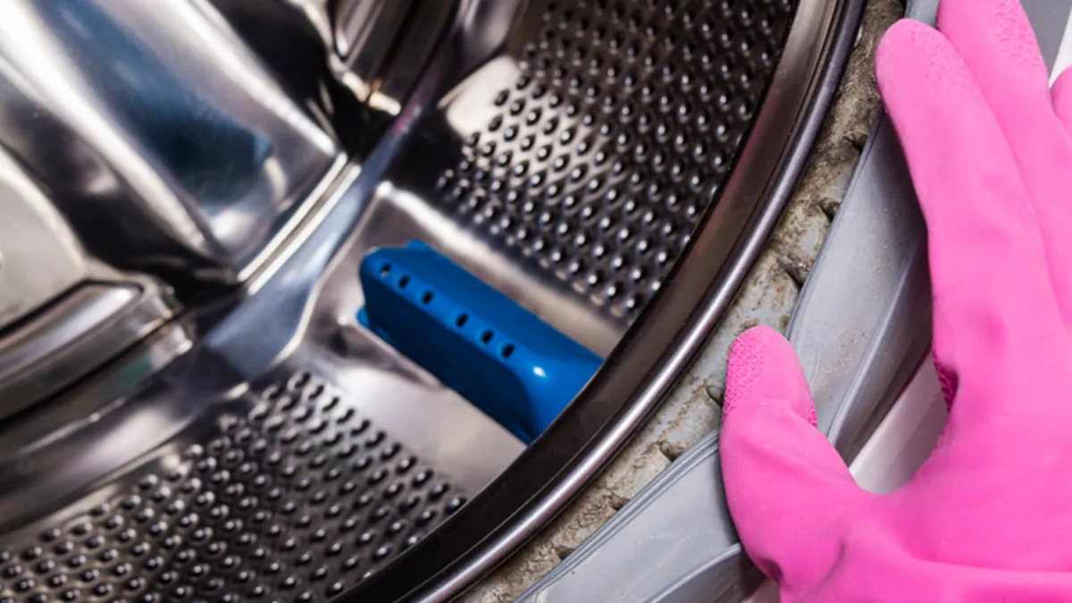 Nechávat dvířka pračky po praní otevřená se může zdát neškodné, ale časem to může vést k nečekaným problémům