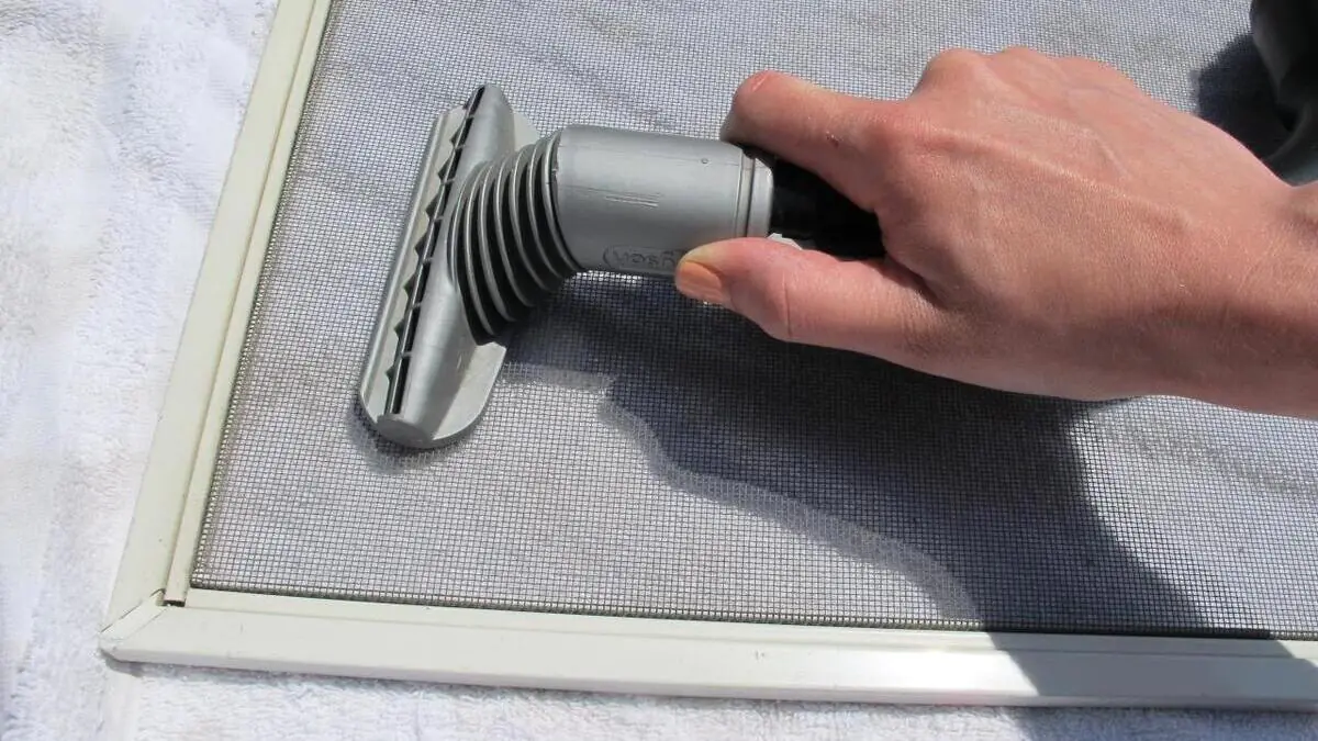 Proti hmyzu bez námahy: síť proti hmyzu nemusíte sundávat, stačí dva jednoduché pomocníky a bude čistá