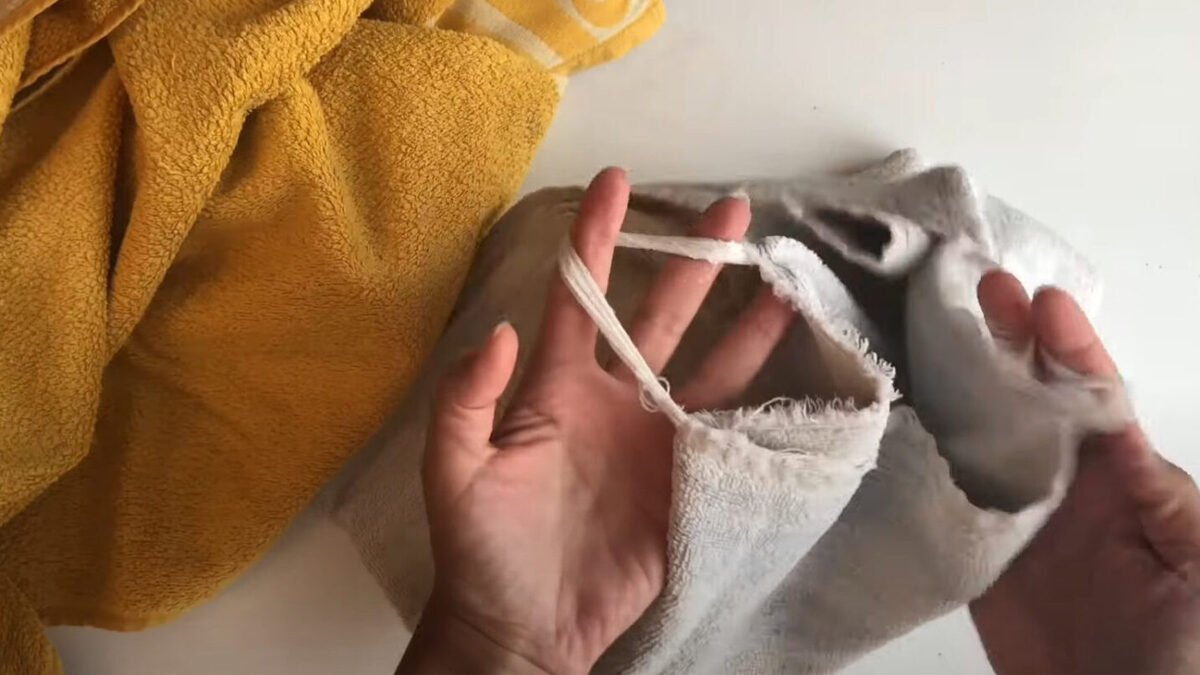 Pokud máte roztrženou nebo velmi starou kuchyňskou utěrku, máte poklad jak ji zrecyklovat a najít jí nové využití doma