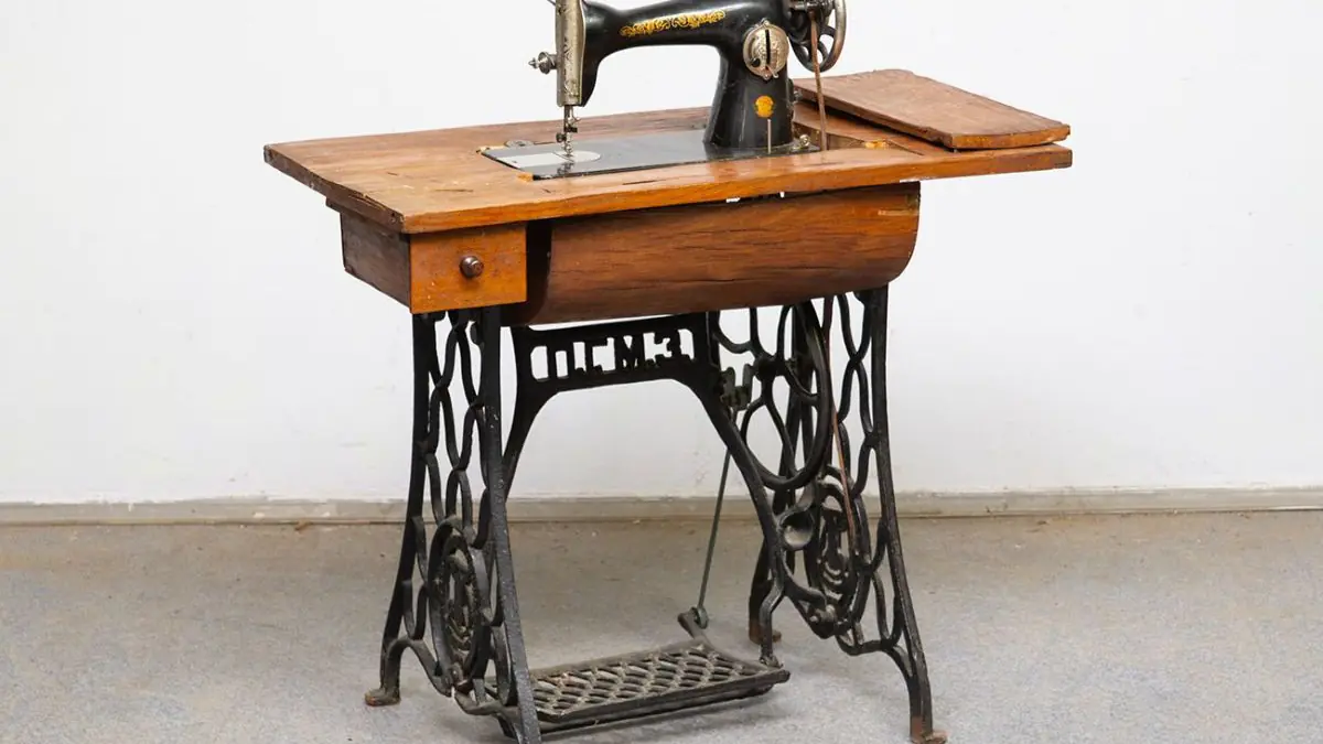 Pokud máte starý šicí stroj, máte poklad: proč a jak ho podle tohoto skvělého nápadu přetvořit