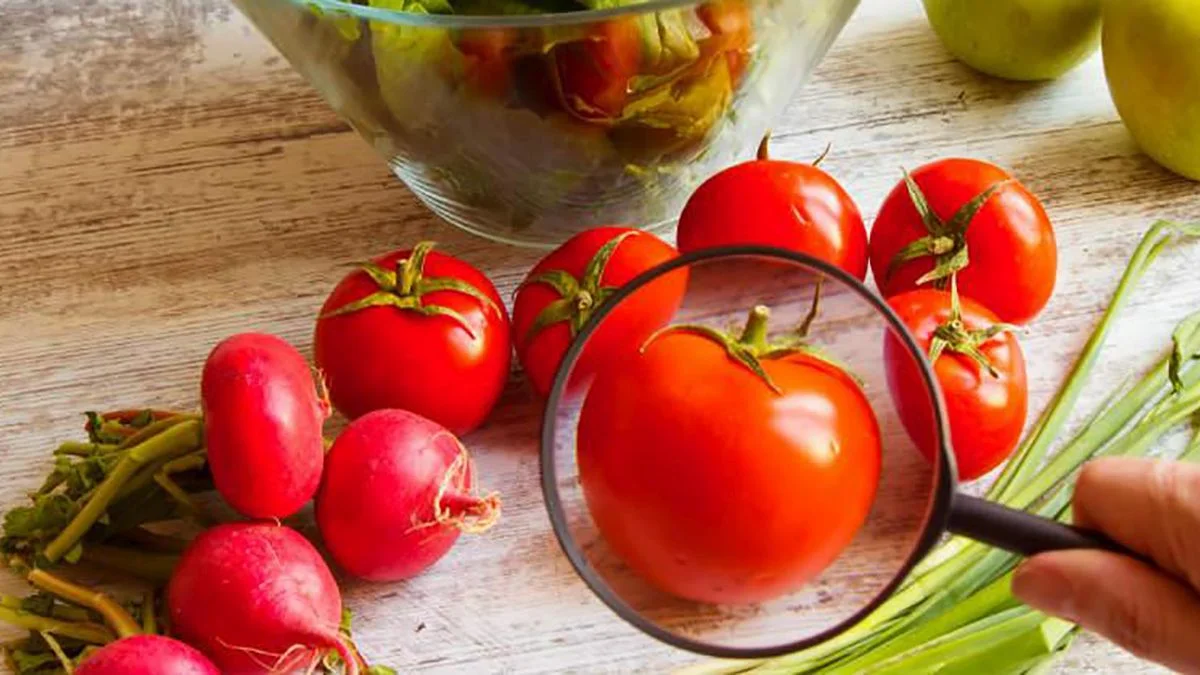 Pokud zeleninu umyjete jen pod tekoucí vodou, pesticidy mohou zůstat… Takhle je to opravdu správně