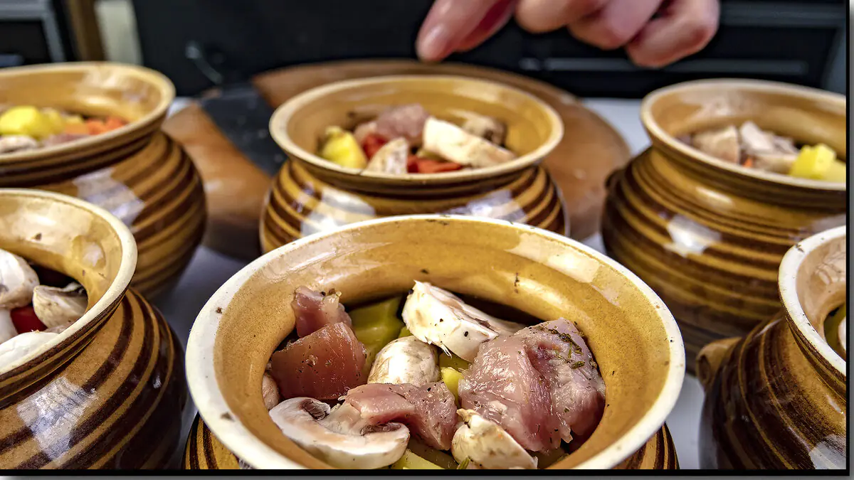 Když jsou všechny hospodyňky unavené z vaření, takové jídlo zachrání situaci: teplý chod na Vánoce – kuřecí pečeně v hrníčcích