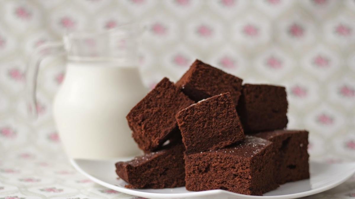 Sklenice mléka a mouky: nadýchané čokoládové řezy s kakaem – připravíte je ultrajednoduše a z úplně běžných surovin