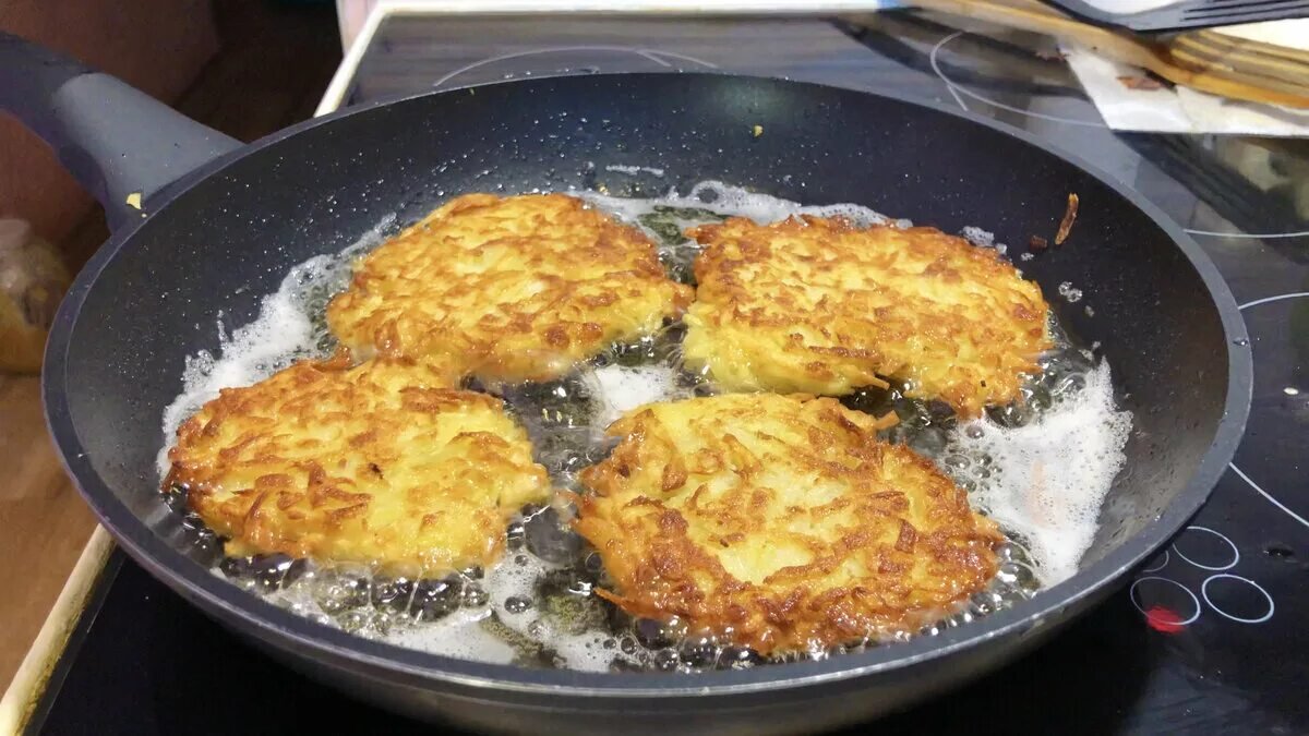 Dvě brambory a hrst mouky. Smažím krajkové bramboráčky – křupavé, šťavnaté, s česnekovou zakysanou smetanou naprostá paráda