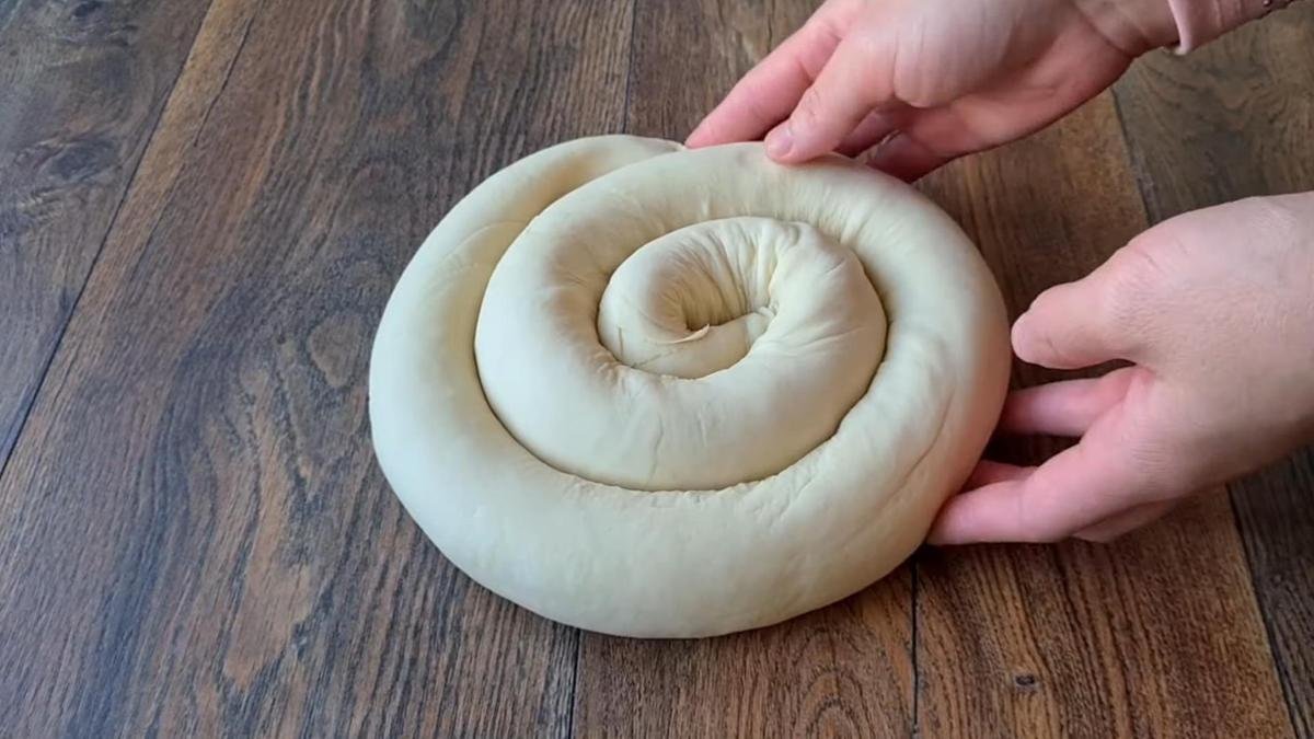 Nadýchaný máslový šnek se sýrem