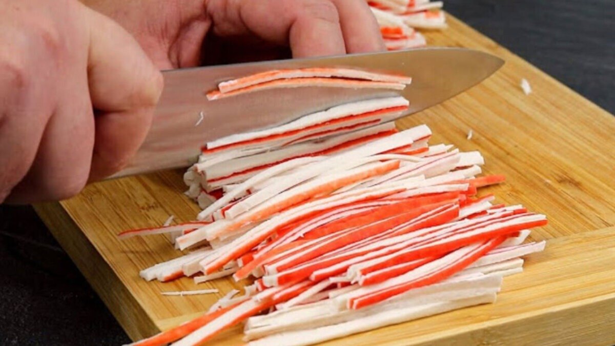 Pětiminutový salát z krabích tyčinek: výborný a úplně nejjednodušší, jen 4 suroviny