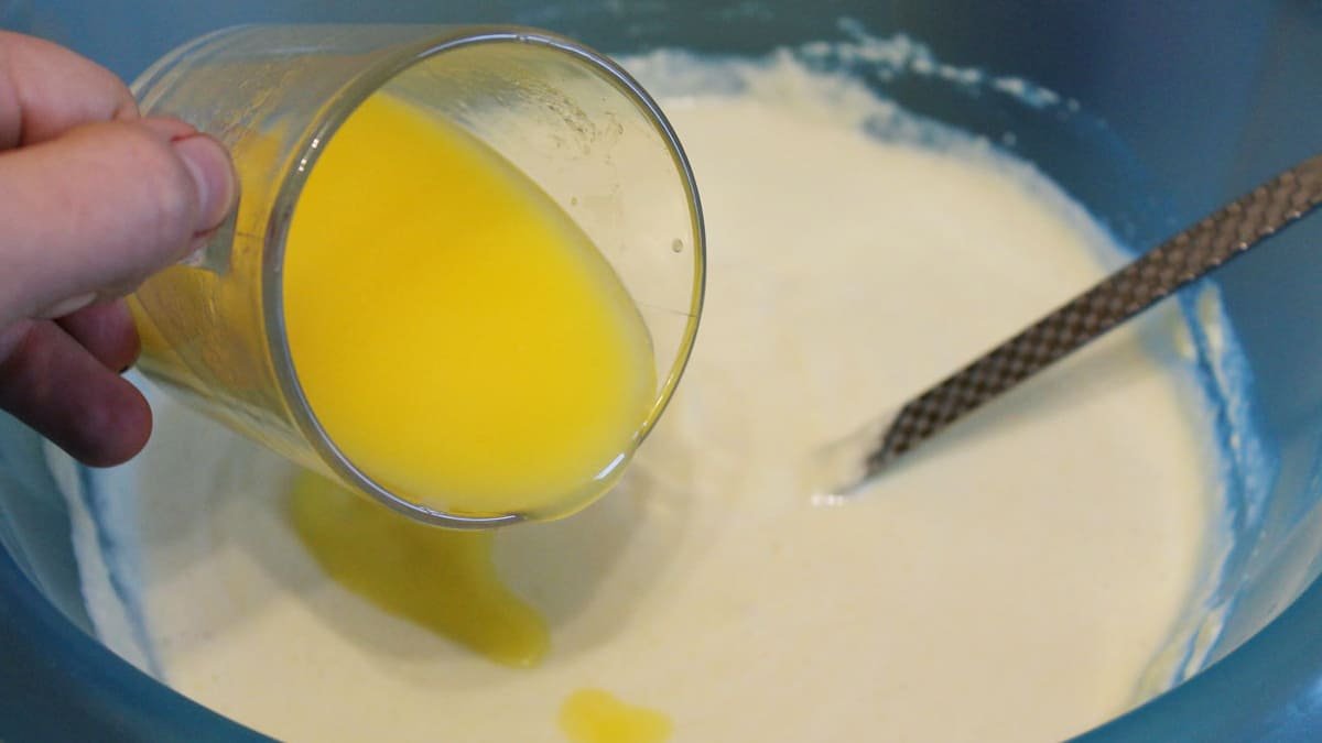 APELSÍNOVÝ DORT SE ŠŤÁVOU Z ČERSTVĚ VYMAČKANÝCH POMERANČŮ bez oleje a snadno