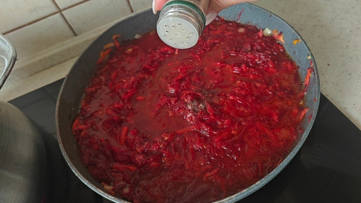 Řepná polévka s jablkem, kardamomem a pinsou