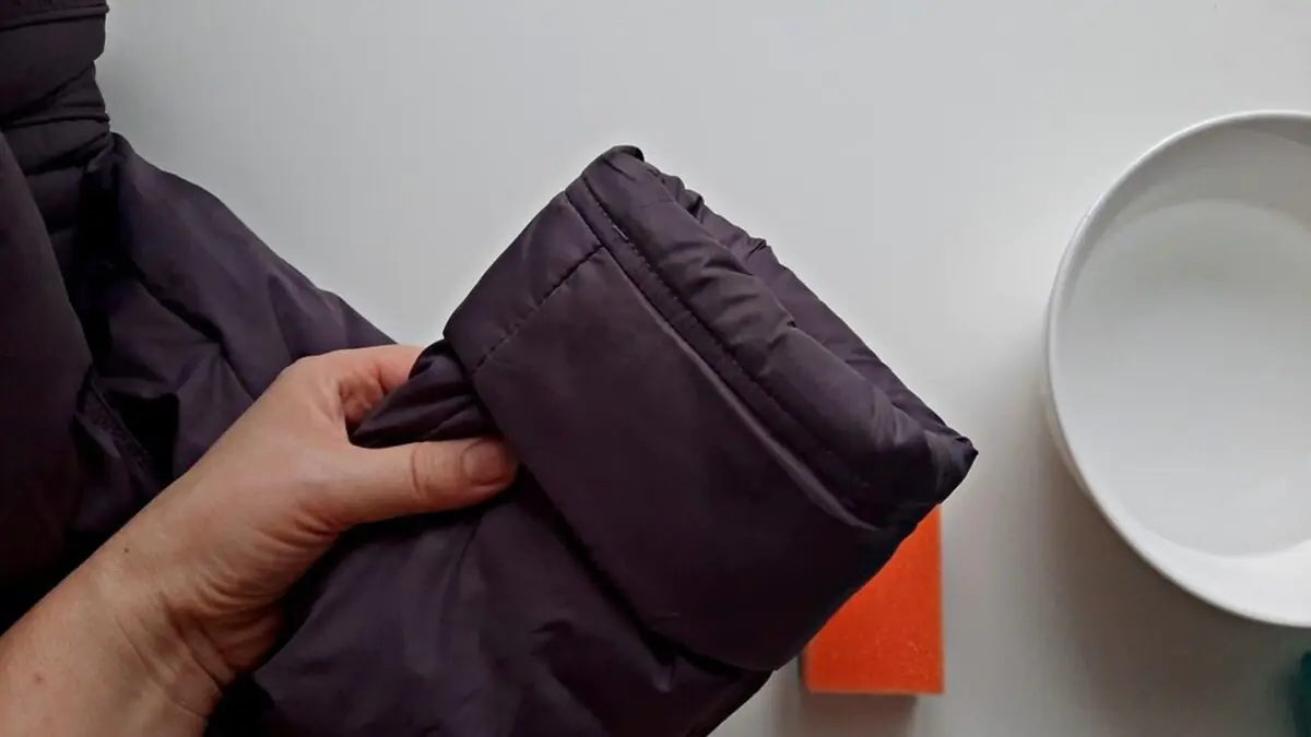 V lednu čistím péřovou bundu jen takhle — rychle a účinně: a to všechno bez pračky i bez čistírny 3 V lednu čistím péřovou bundu jen takhle — rychle a účinně: a to všechno bez pračky i bez čistírny