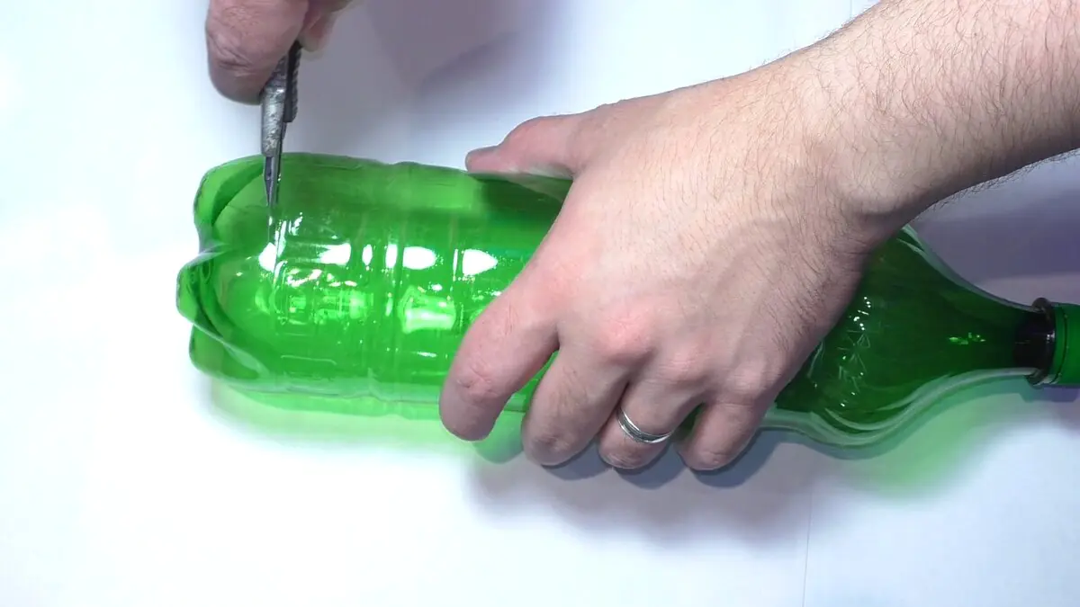 Vzal jsem 2 plastové lahve a v českých domácnostech tak čistí komín bez soli a škrobu