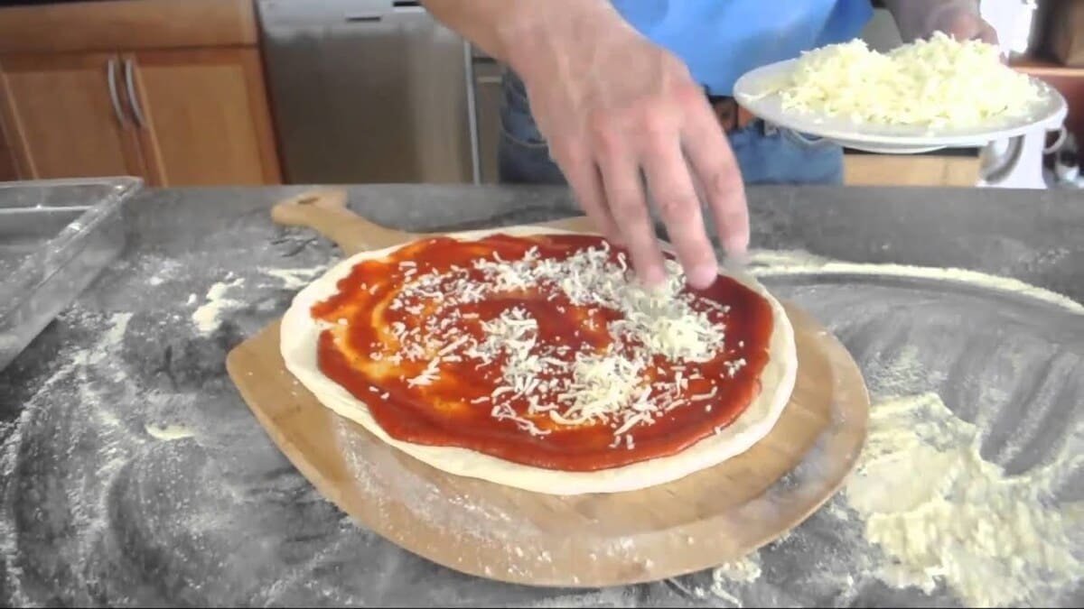 Vkusná domácí pizza z kynutého těsta: sdílíme ten nejjednodušší recept