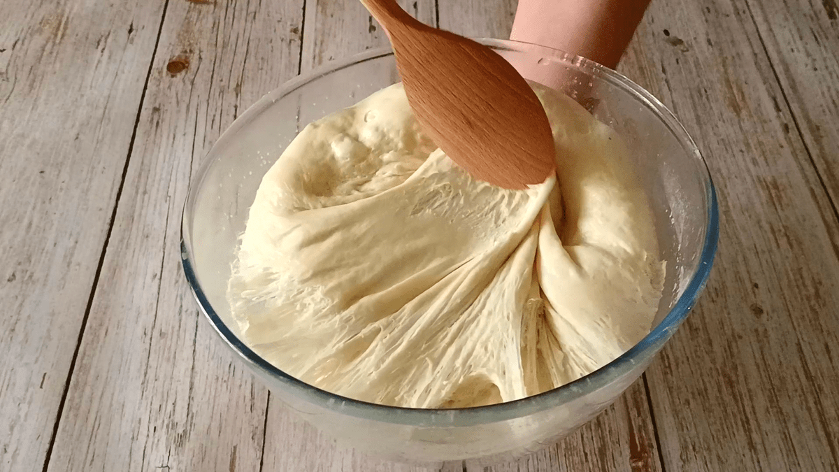 Nadýchaný máslový šnek se sýrem