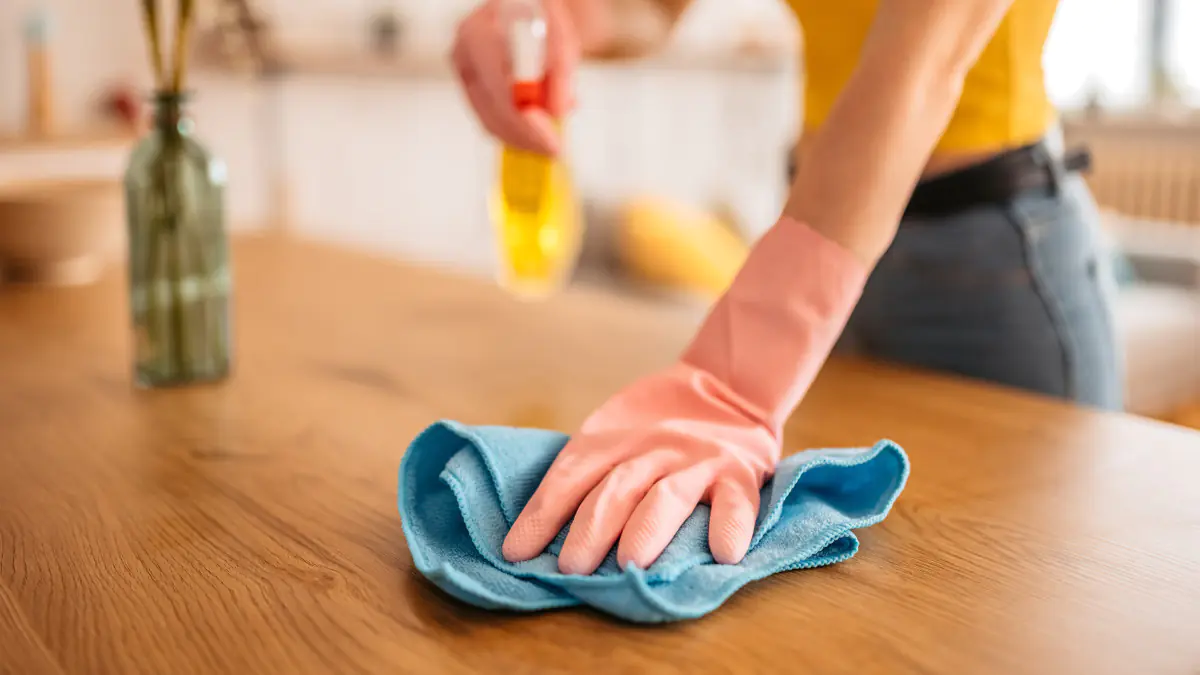 Prach na nábytku se neusazuje už 13 dní. Stačí přidat do vody jedno víčko tohoto prostředku na úklid