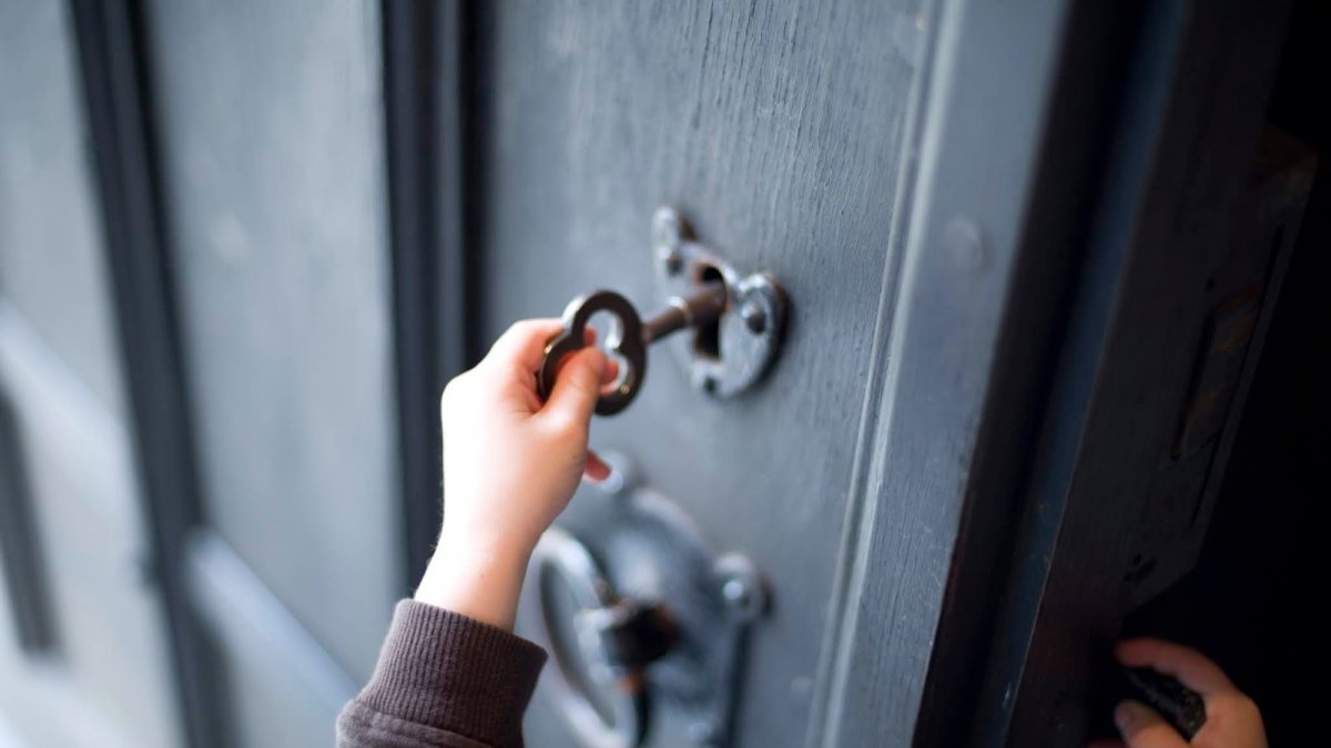 Proč trik s alobalem na klice přesvědčuje stále více domácností