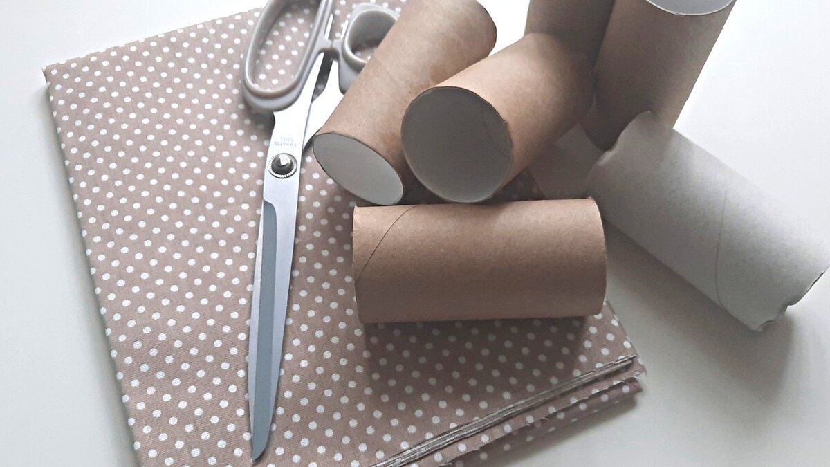 Ruličky od toaletního papíru nevyhazuji, ale střežím je jako oko v hlavě: 3 způsoby, jak je využít doma — trik, který se už dávno uchytil i v českých bytech