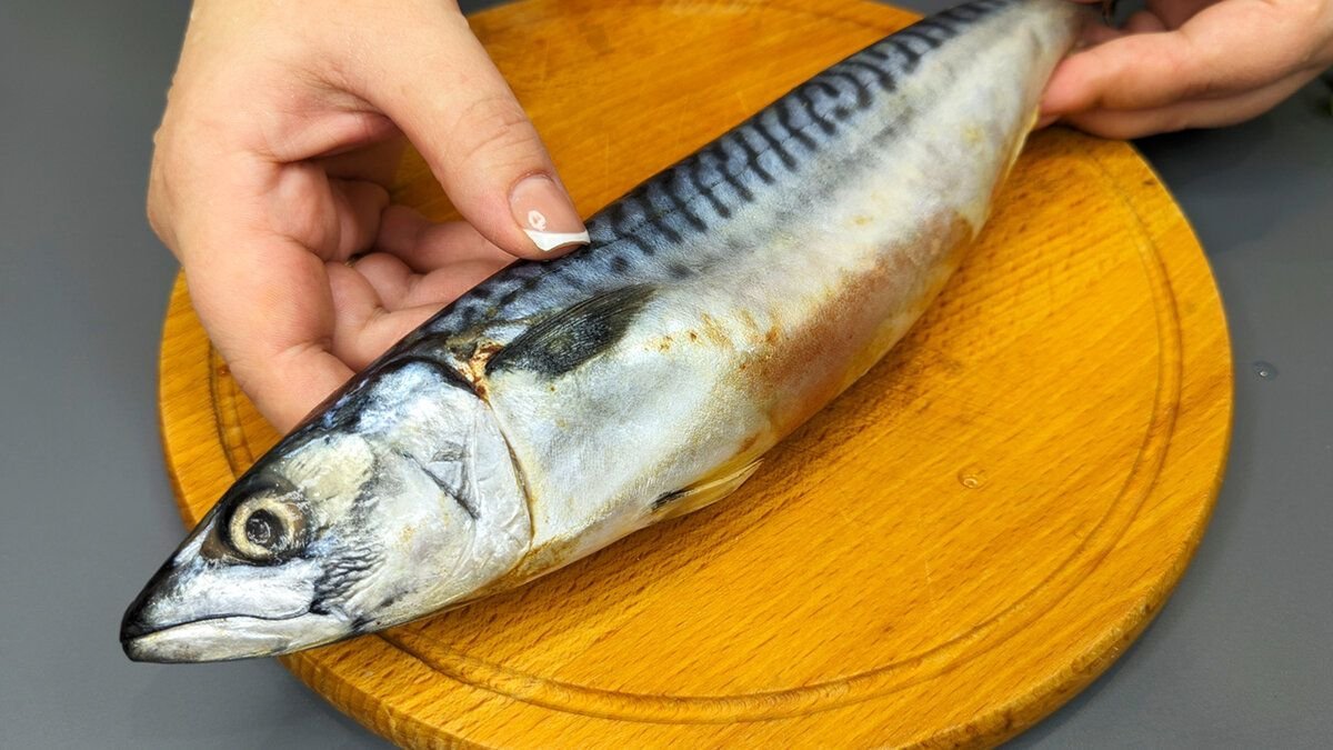 Před smažením makrely ji namočte jen na 3 minuty „do tohoto“ — a rybí zápach zmizí