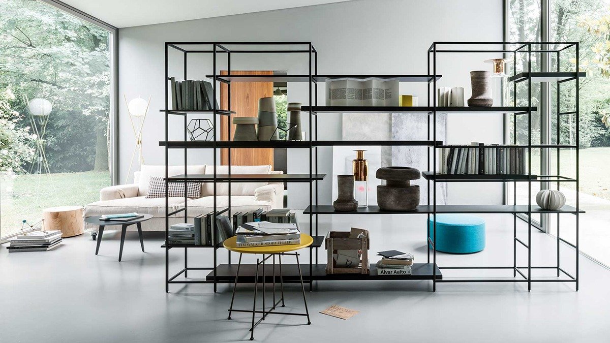 Konec tradičních šatních skříní: nový levnější trend sází na praktičnost