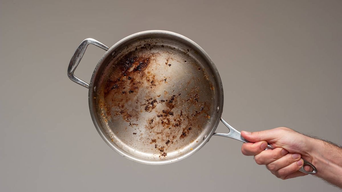 Ednoduchá kuchařská technika zabrání tomu, aby se jídlo přilepilo k pánvi, i při nepozornosti
