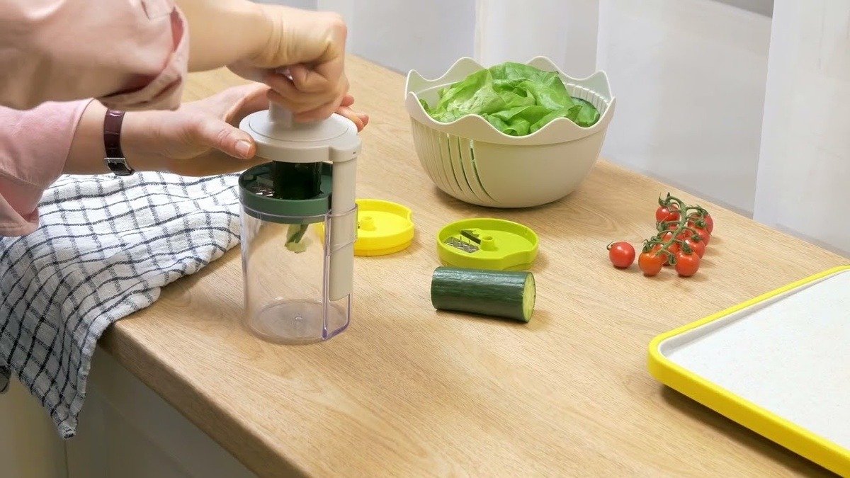Žádný strach, že mléko uteče, ani trápení s krájením zeleniny: levné a šikovné pomůcky zjednoduší kuchyňskou rutinu v české domácnosti