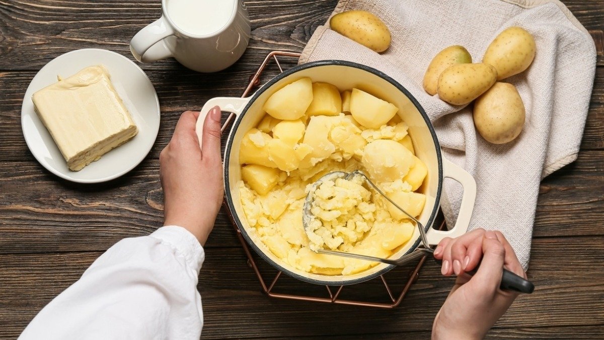 Přidejte to k bramborám během vaření a budou ještě chutnější, voňavější a krásně měkké