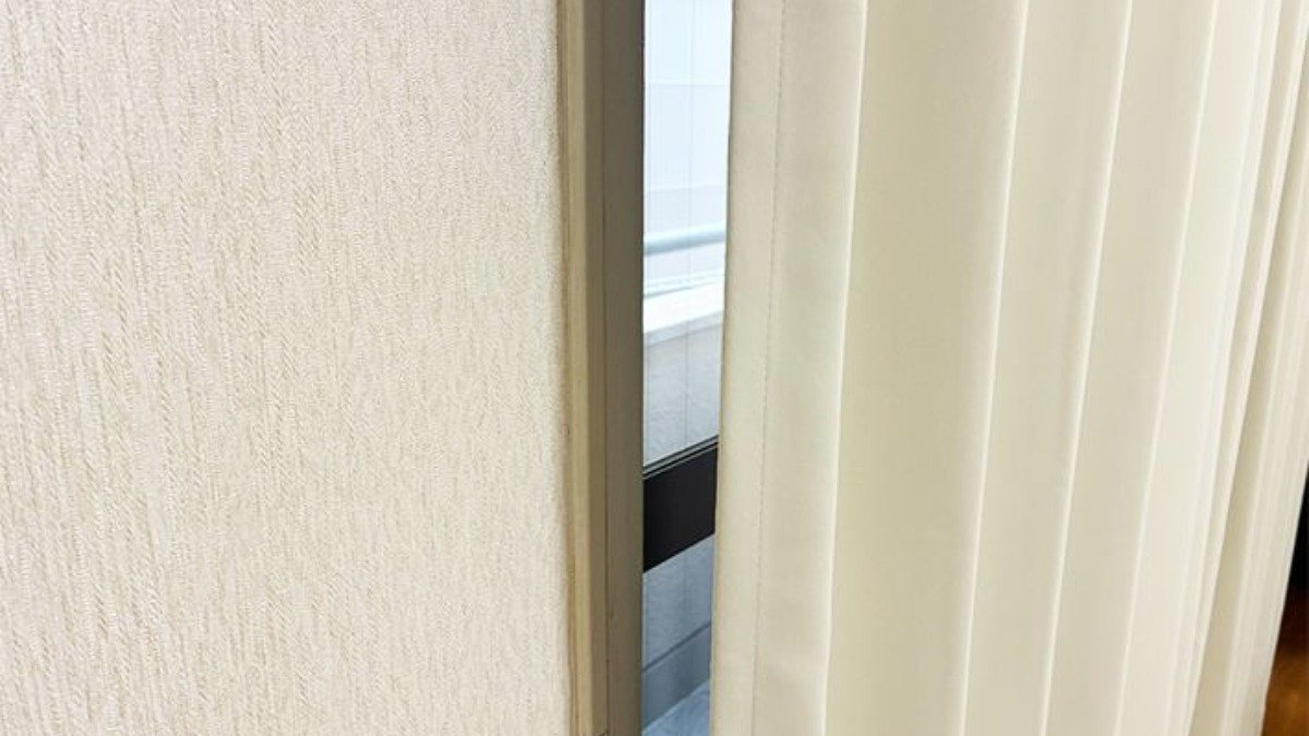 Připevněte levný klip na zeď u závěsu: jednoduchý zimní trik proti chladu – „lepší, než se čekalo!“