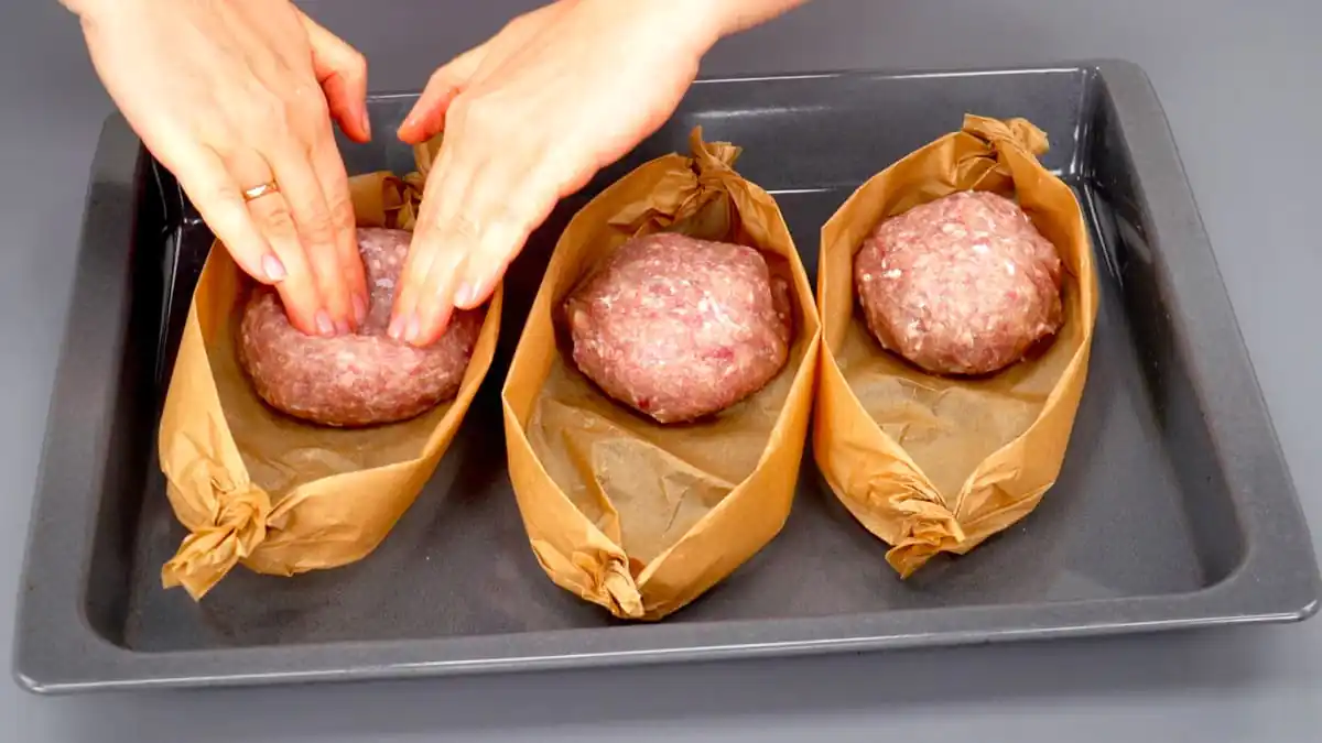 Kotlety už nejsou v kurzu: balím mleté maso do papíru a házím ho na pánev — líný recept